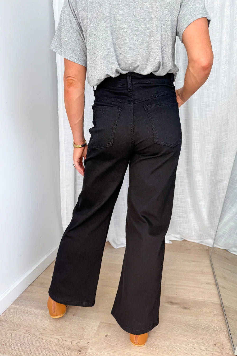 Harley Mid Rise Wide Leg Jeans Petite - Black - Image 3